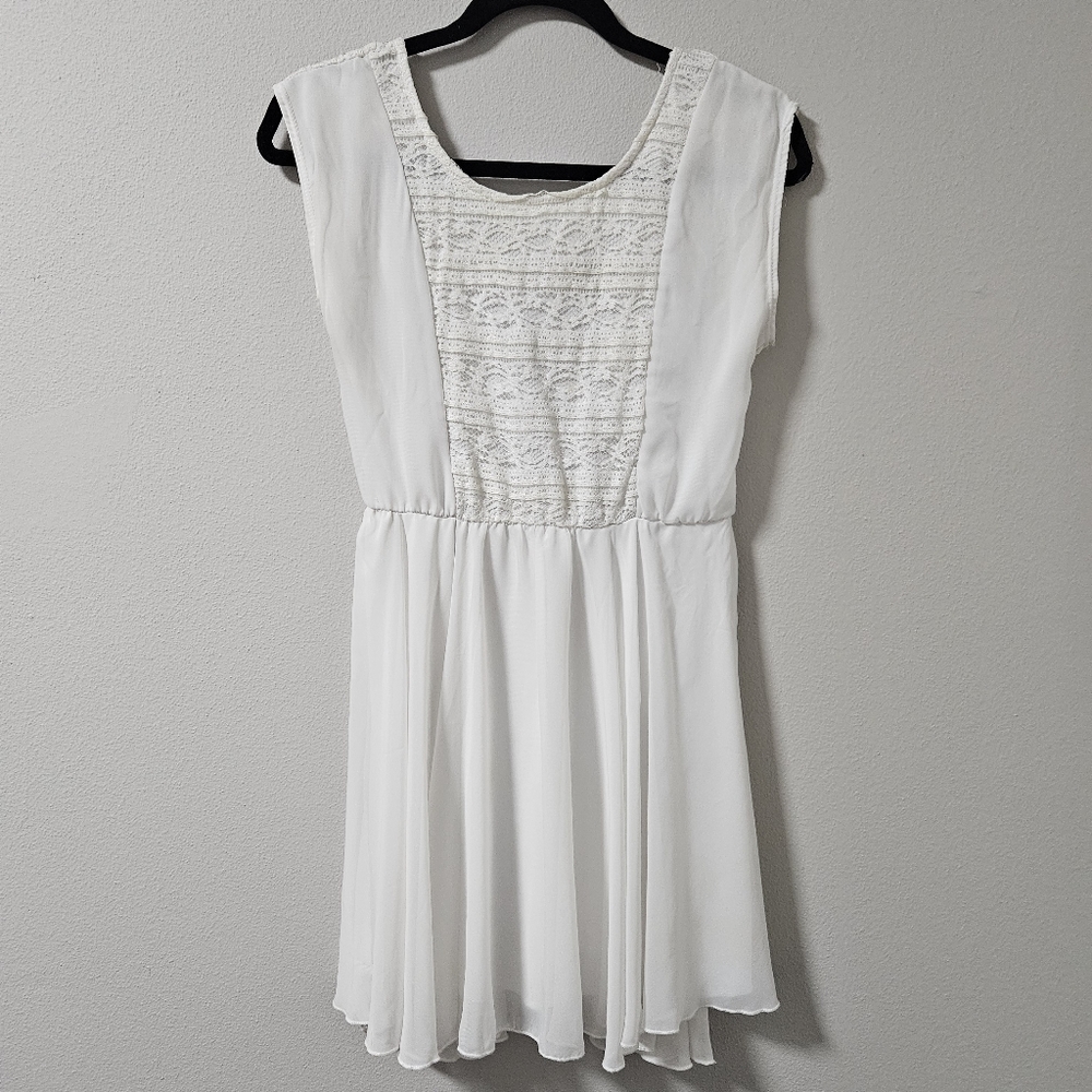 $5 WHEN BUNDLED 🍇 DELIA*S V-Back Crochet Lace Dress